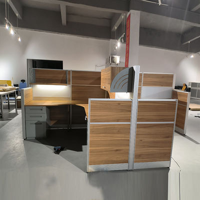 4 personen verlicht kantoor werkplek bureaus in houten aluminium frame