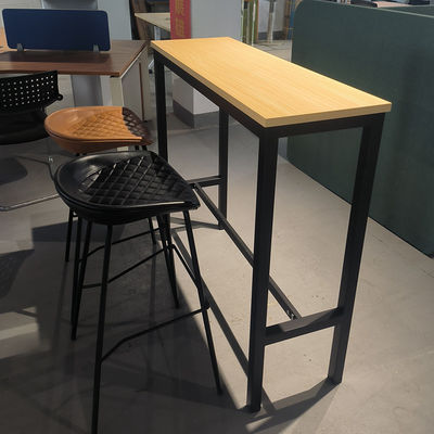Industriële stijl lange keuken eetkamer metaal hout restaurant diner bar tafel