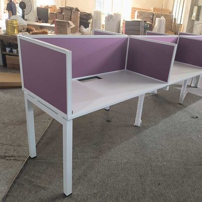 Modulaire 2 4 6 Bureaubureaus Moderne lineaire werkplekken Bureaukabines Werkplekken