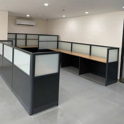 Zwart kantoor bureaublad werkstation met Office privacy scherm partitie