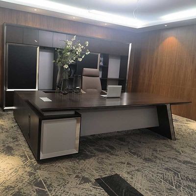 L-vormig directiebureau met aanpasbare kleuren en duurzaam melamine bord
