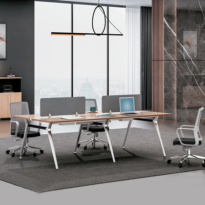 Nieuwe kantoorwerkstations Modulair kantoor Houten tafel 4 personen Bureaublad met afscherming